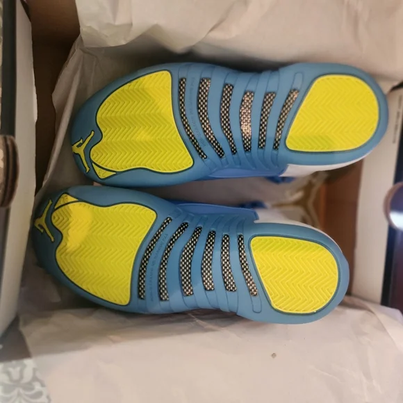 Air Jordan 12 Retro (GS) Size 4.5 White University Blue DQ4365 114